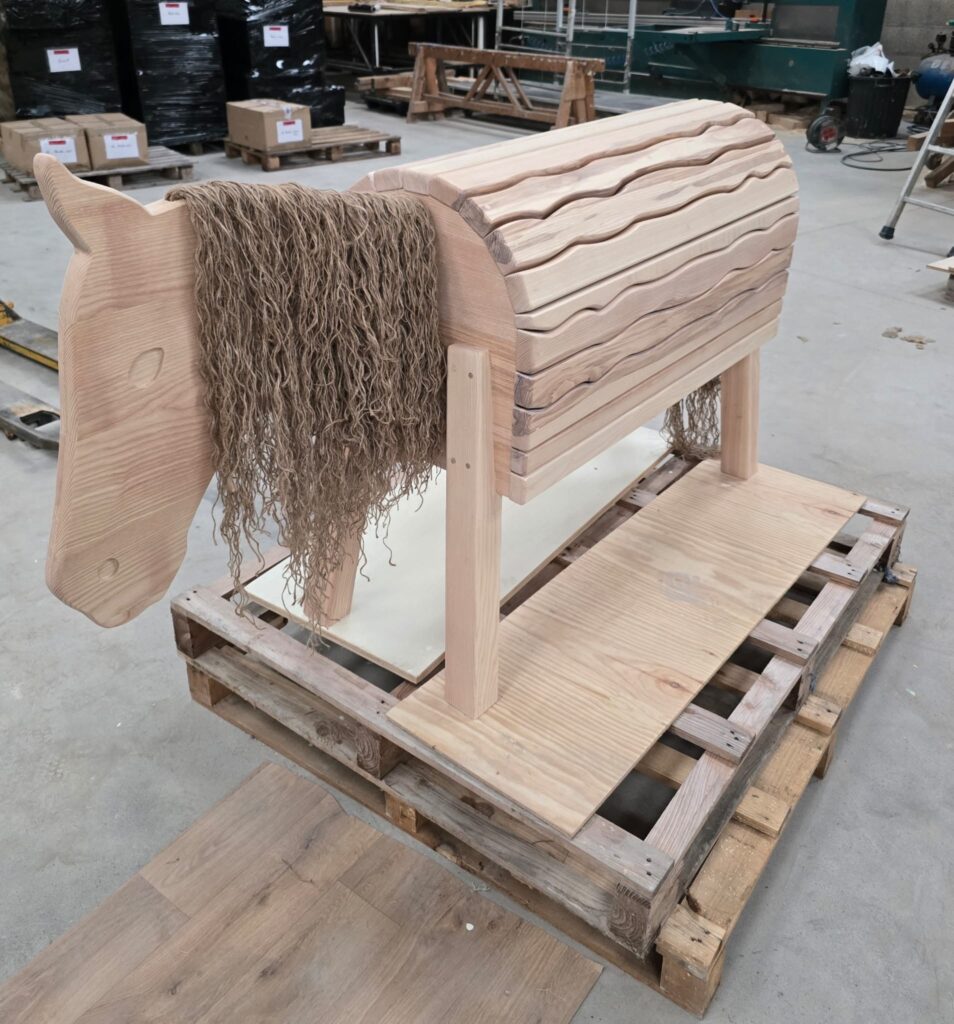 construction en bois sur mesure représentant un cheval pour une mise en scène lors d'un évènement